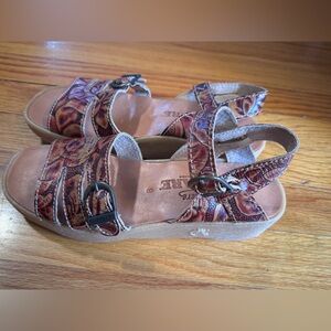 Never worn! Sz 8 super unique!!